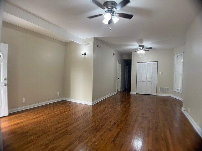 Building Photo - 3572 W Dickens Ave