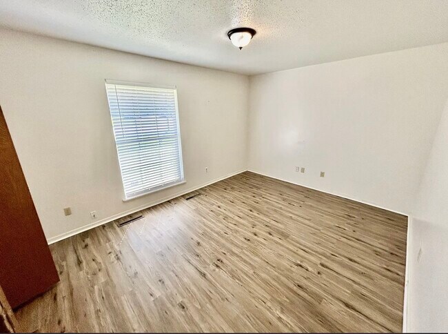 Building Photo - 609 Ann Ave