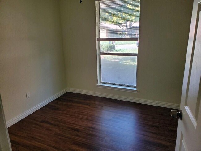 Building Photo - 8529 Santa Clara Dr