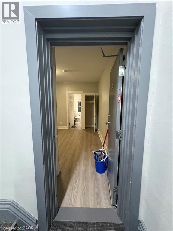 Photo du bâtiment - 72 Victoria Ave S