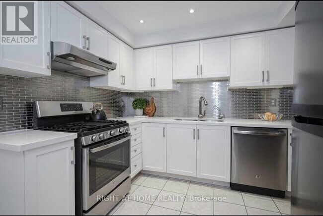 Building Photo - 6399 Spinnaker Cir