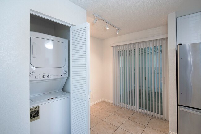 Building Photo - 2 Br Townhome with W/D in Unit, 2 Blocks from Beach!