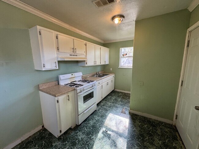 Building Photo - Cute 3 Bedroom Home