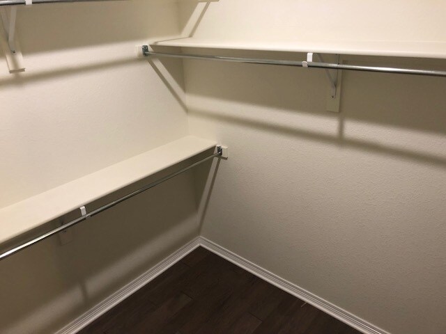 Vestidor - 9416 E 51st Dr