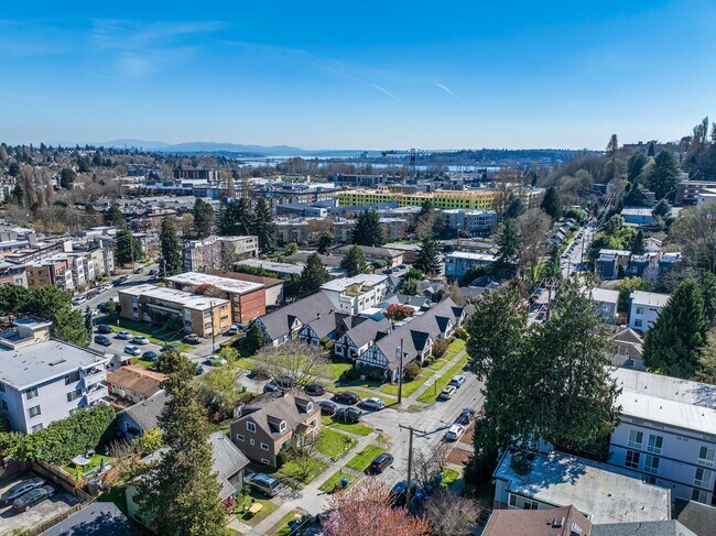 Foto del edificio - Tudor Style Townhome, Close to UW, Great L...