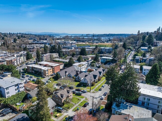 Building Photo - Tudor Style Townhome, Close to UW, Great L...