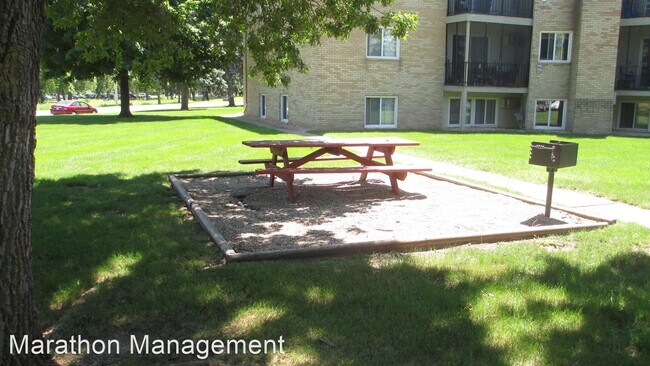 Foto del edificio - 2 br, 1 bath Apartment - 18594 Gary St #9 ...