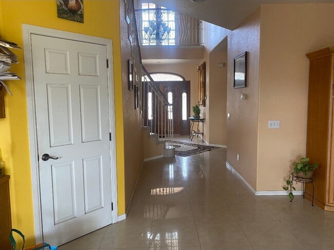 Foto del edificio - "Modern 5-Bedroom Sanctuary with 3 Baths and 4,353 Sq Ft of Comfort in San Bernardino!"
