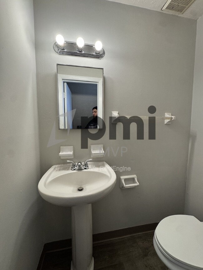 Foto del edificio - 4056 Carlton Ave