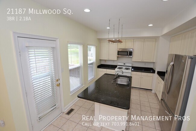 Foto del edificio - Beautifully Updated End Unit Townhouse in ...