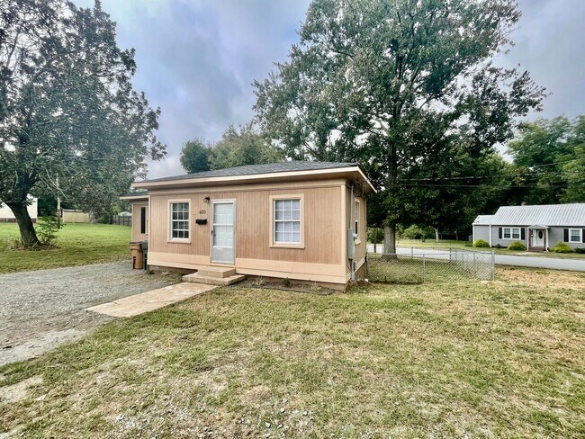 Building Photo - Don't miss out on this  2 bedroom 1 bath home . Located in Lincolnton .