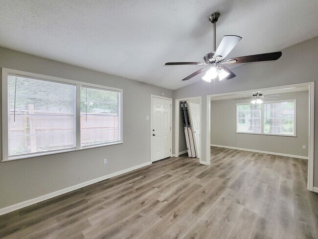 Foto del edificio - REMODELED AND UPDATED 4 BEDROOM 2 BATH LEA...