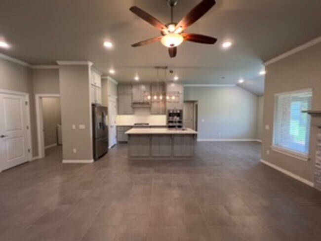 Building Photo - Spacious home in Edmond!