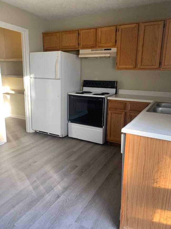 Building Photo - 20 Bedroom, 2 bath home located close to Downtown Nicholasville, KY