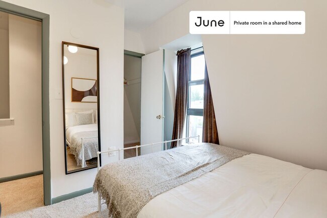 Building Photo - Private bedroom in 5 bed/3 bath Home