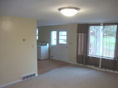 Puerta de entrada desde la sala de estar. - 415 Oak Dr