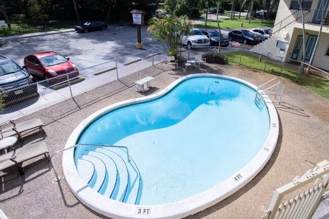 Pool - Sun Harbour Apartments