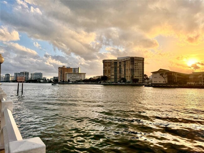 Building Photo - 1825 S Ocean Dr