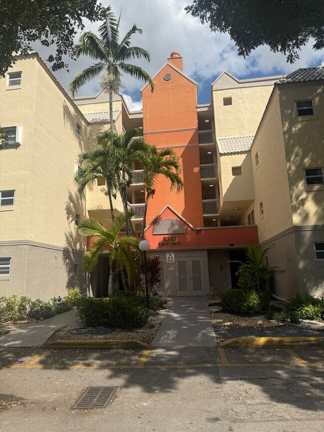 Foto del edificio - 8343 Lake Dr