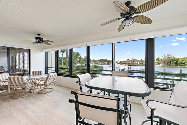 Foto del edificio - 926 Oak Harbour Dr