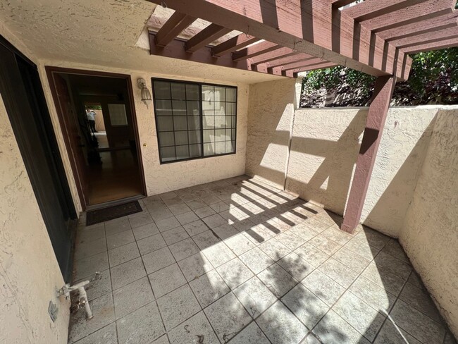 Foto del edificio - Spacious 2 bed 2.5 bath townhouse close to...