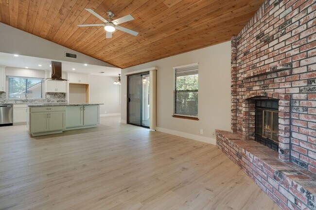 Foto del edificio - Bright and Stylish 4BD/2BA Home with 3 Car...