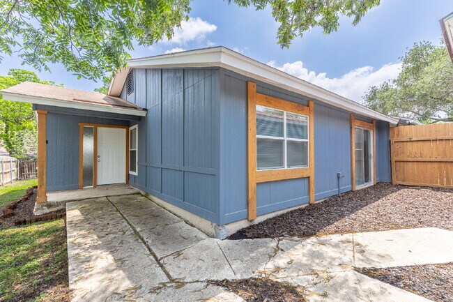 Building Photo - 1366 Bayou Dr