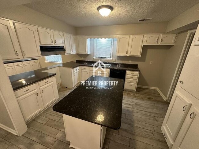 Building Photo - 2661 Surrey Wood Dr