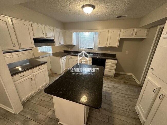 Foto del edificio - 2661 Surrey Wood Dr