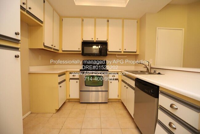 Building Photo - Spacious 1 Bedroom + 1 Bathroom Condo with...