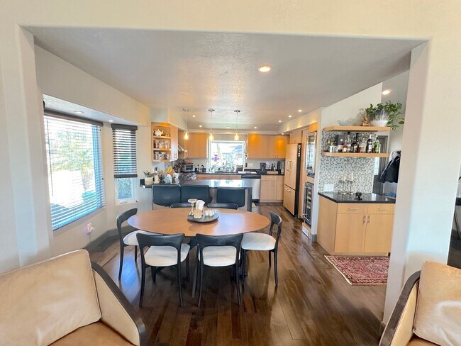 Foto del edificio - Stunning Hillside Home with Expansive View...