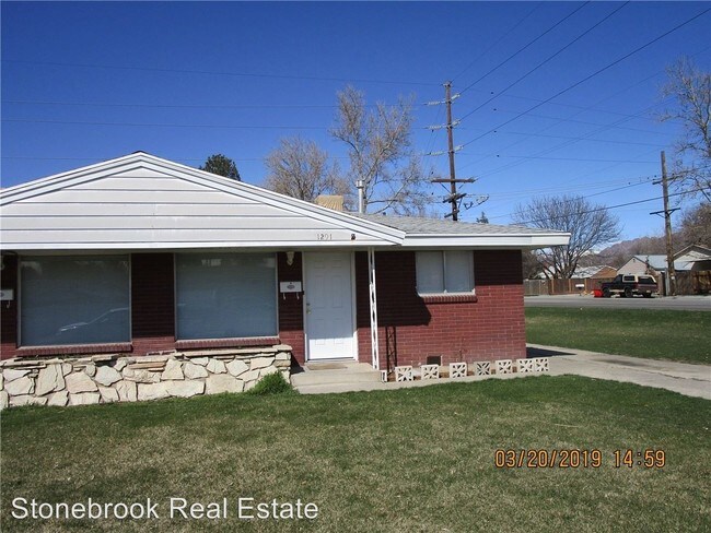 Building Photo - 2 br, 1 bath Apartment - 1289-1291 Oros Ave