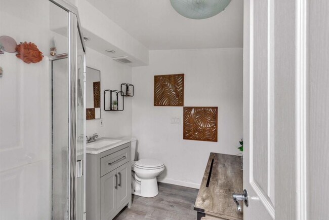 Baño 1 - 529 S Sunshine Ave