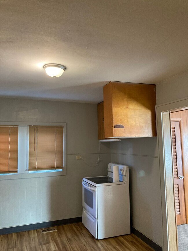 Building Photo - 2 bedroom with large upstairs bonus area