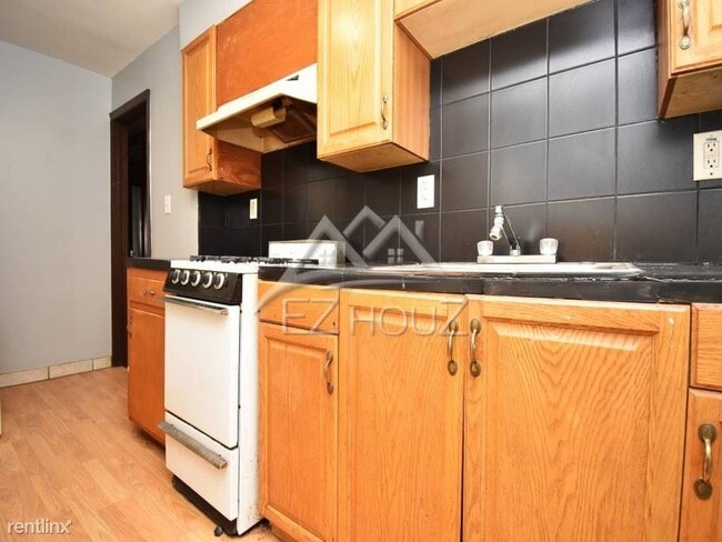 Building Photo - 1 br, 1 bath Apartment - 2702 Wilkens Ave,2