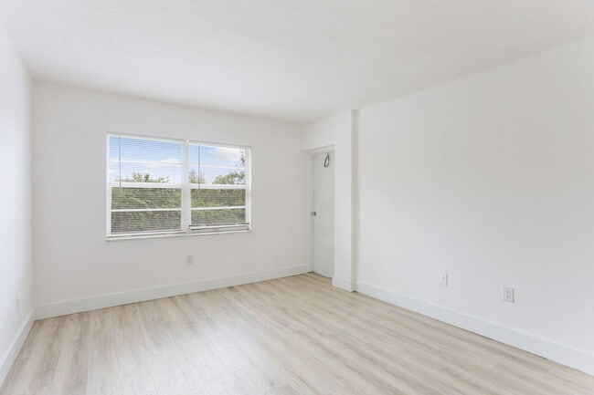 Building Photo - 4354 NW 9th Ave