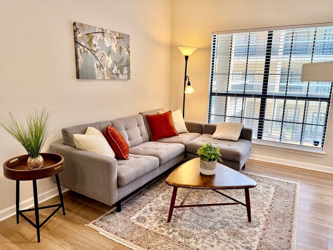Photo - 4800 W Lovers Ln (Dallas, TX) Apartment