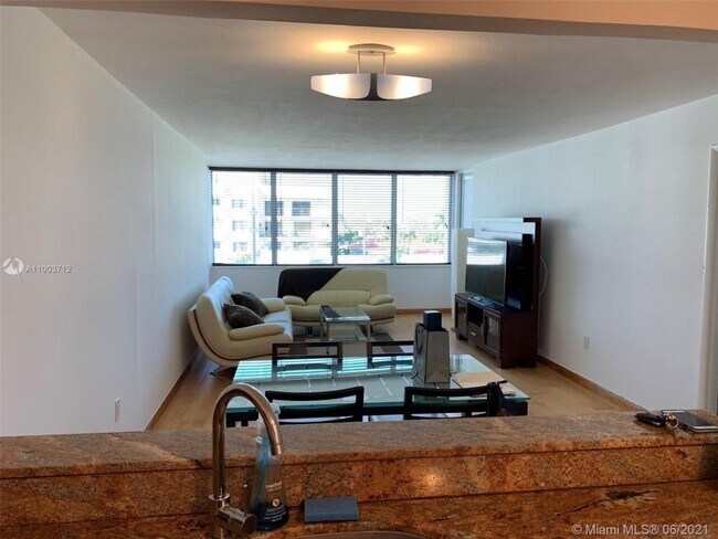 Building Photo - 1 bedroom in Miami Beach FL 33141