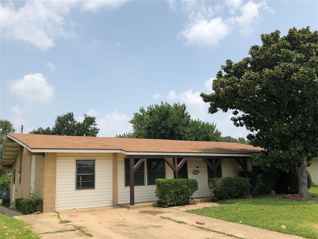 Building Photo - 3319 Forest Ln
