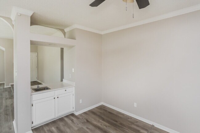 Foto del edificio - 2001 Valley Falls Ave