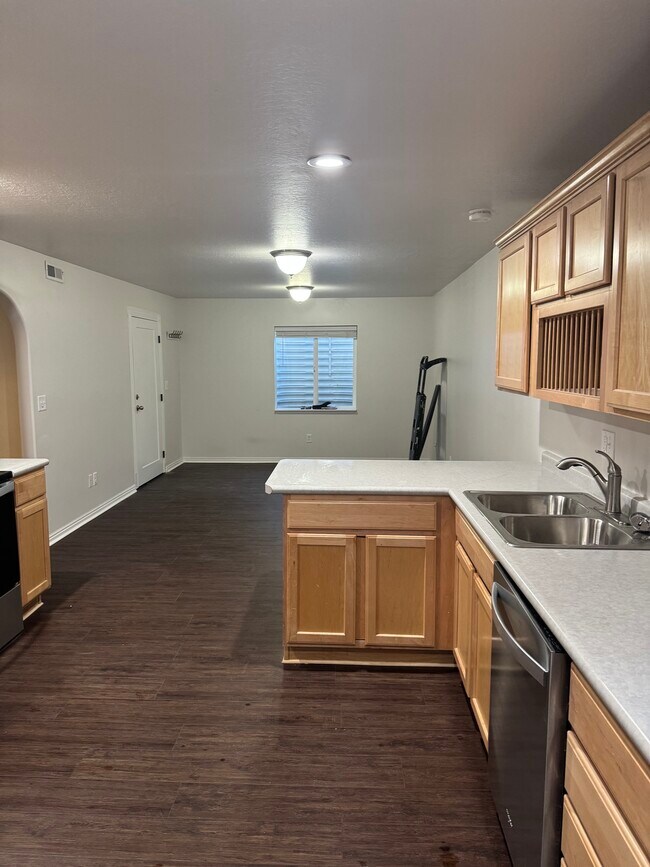 Cocina/Sala de estar (1) - 6672 W Valley Oak Dr