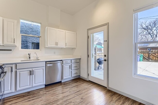 Building Photo - Striking Whittier Victorian home with full...