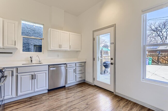 Foto del edificio - Striking Whittier Victorian home with fully fenced backyard