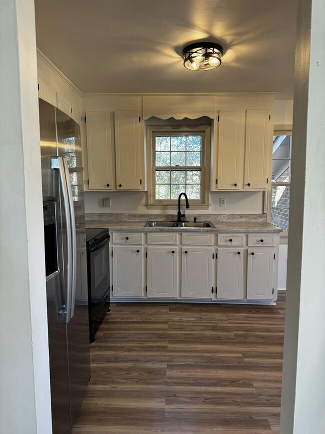 Building Photo - 102 Busbee Ct