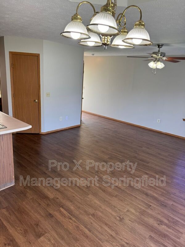 Building Photo - 2000 Southfork Dr