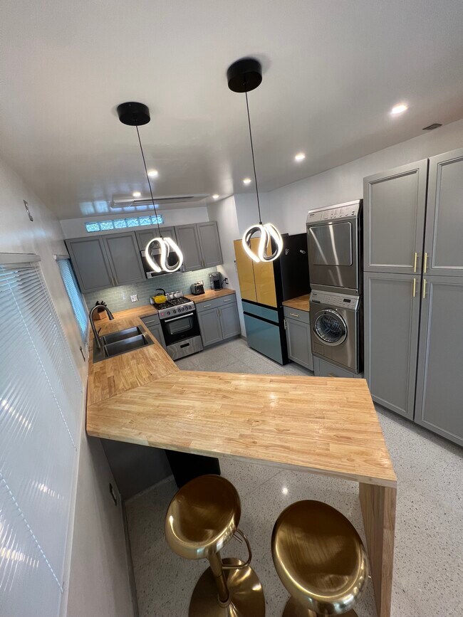 Foto del edificio - 1031 N Palm Canyon Dr