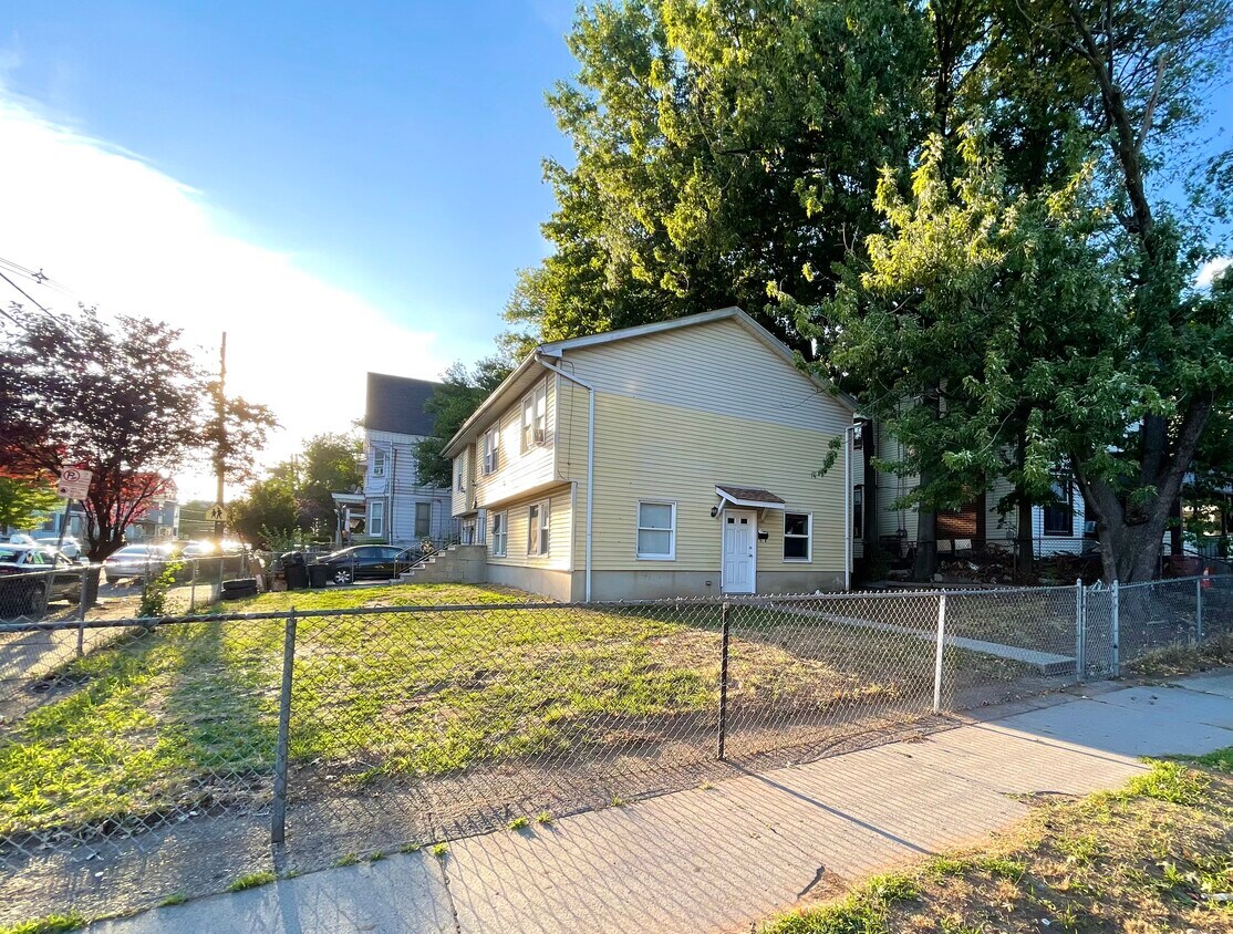 Primary Photo - 678 E 23rd St