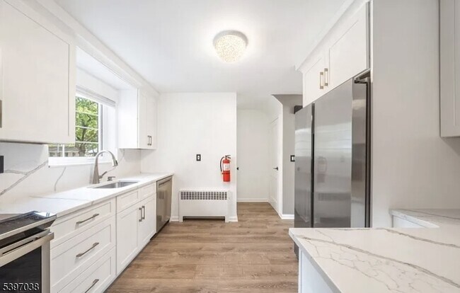 Foto del edificio - 85 Troy Dr