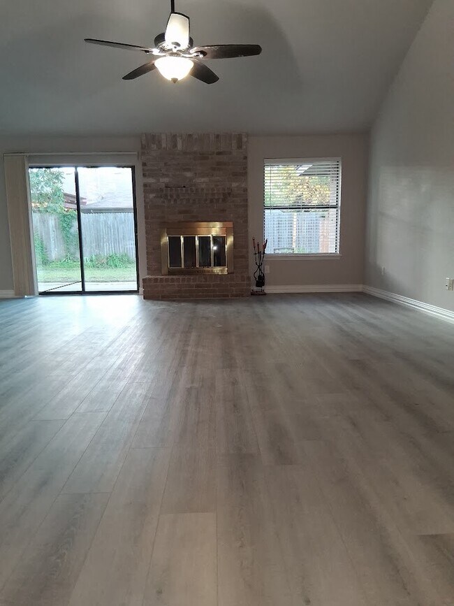 Foto del edificio - 2502 Livingston Ln