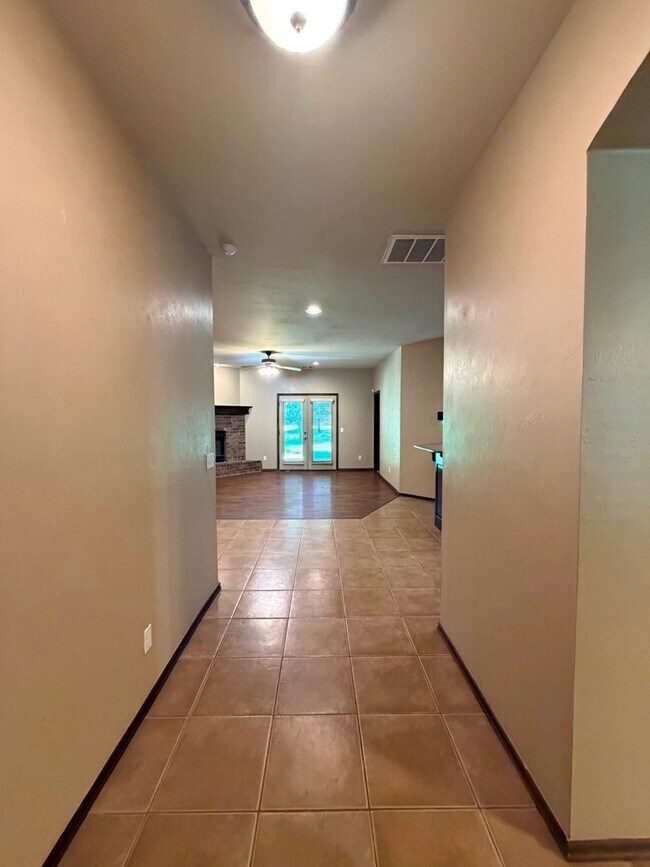 Foto del edificio - 3 bd/2 ba on Half acre - Edmond Schools